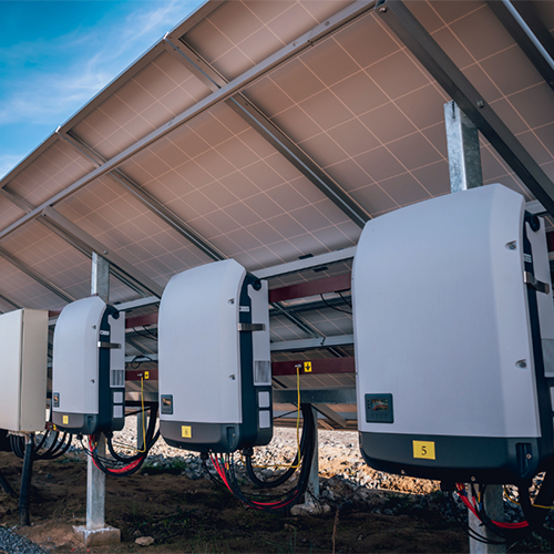 Miért kulcsszereplő az inverter a napelemes rendszerekben?